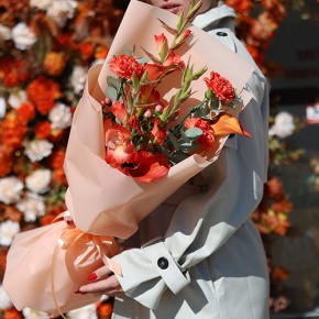 Букет "На закате дня" из гладиолусов, калл, гиперикума и диантусов в Зарайске