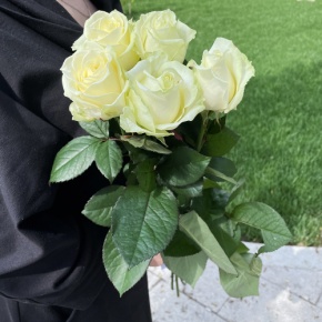 Букет из 5 белых роз (70 см) в Зарайске