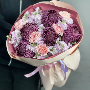 Букет "Софи" из хризантем Бигоуди, диантусов и ароматных маттиол в Зарайске