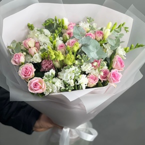 Букет "Особый случай " из ароматных маттиол, фрезий и кустовых роз в Зарайске
