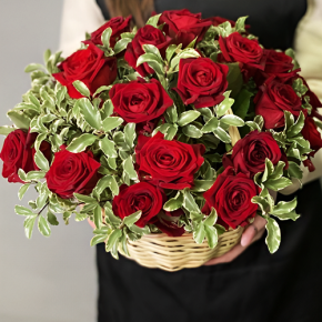 Композиция в корзине "Евгения" из 25 роз и питаспорума в Зарайске