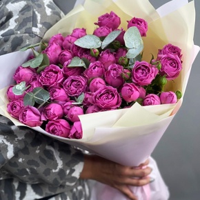 Букет "Малиновый бисквит" из кустовых и пионовидных роз и эвкалипта в Зарайске