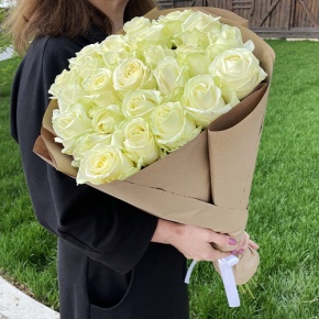 Букет из 25 белых роз в крафте (70 см) в Зарайске