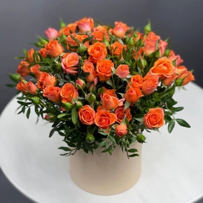 Композиция в шляпной коробке из оранжевых кустовых роз в Зарайске