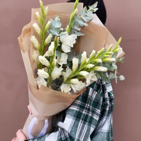 Букет из 5 белых гладиолусов и эвкалипта в Зарайске