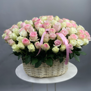 Композиция в корзине из 101 кенийской розы пастельный микс (40 см) в Зарайске