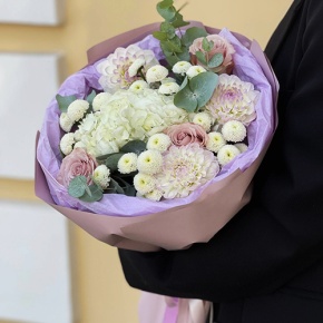 Букет "Динь" из георгин, хризантем сантини, эвкалипта, роз и гортензии в Зарайске