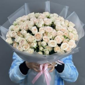 Букет из 35 кремовых кустовых роз (50 см) в Зарайске