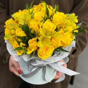 Композиция в шляпной коробке "Розиль" из альстромерий и роз в Зарайске