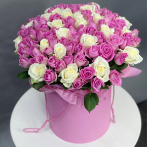 Композиция в шляпной коробке из 151 розы кения микс в Зарайске