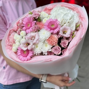 Букет "Розовые облака" из хризантемы, кустовых роз, диантусов, гортензии и эустом в Зарайске