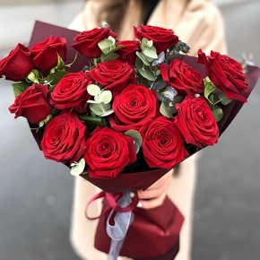 Букет 15 красных роз с эвкалиптом (50 см) в Зарайске
