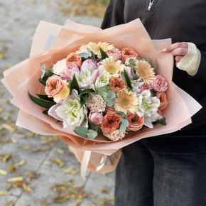 Букет "Лиссабон" из пионовидных роз, поновидных лилий и гербер  в Зарайске