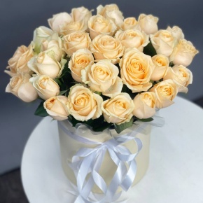 Композиция в шляпной коробке из 35 кремовых кенийских роз в Зарайске