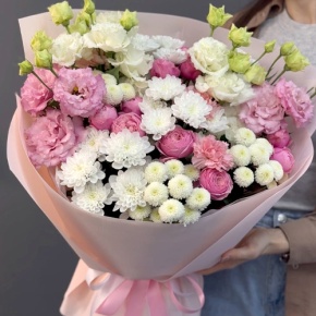 Букет "Задыхаюсь от нежности" из хризантемы, кустовых пионовидных роз, диантусов и эустом в Зарайске