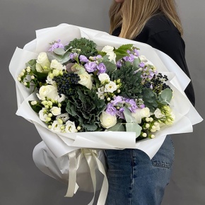 Букет "Ночное рандеву" из брассики, ягод вибирнума, роз, эустом, ароматных маттиол и гиперикума в Зарайске