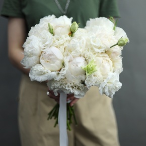 Свадебный букет из пионов и эустом в Зарайске