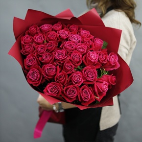 Букет из 35 малиновых роз Шангрила (50 см) в Зарайске