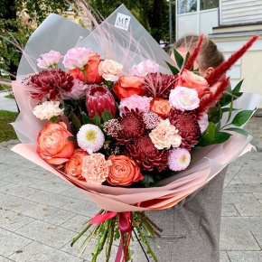 Букет "Каркаде" из хризантем Бигоуди и Момоко, роз Эквадор Кахала, озатамнуса,  эустом, протеи, и диантусов в Зарайске