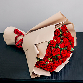 Букет 15 кустовых красных роз в Зарайске