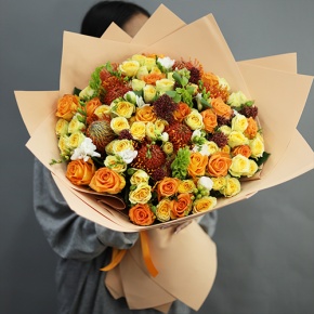 Букет "Осенние грёзы" из лейко, роз, фрезий, скиммии, молюцеллы и лейко в Зарайске