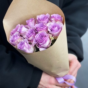 Букет из 11 лиловых роз в крафте (40 см) в Зарайске
