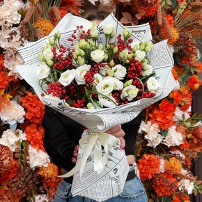 Букет "Рябиновый" из ягод калины и эустом в Зарайске