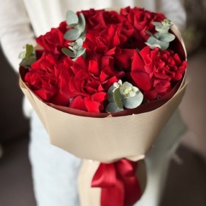 Букет "Красная пантера" из 7 роз Эквадор и эвкалипта в Зарайске