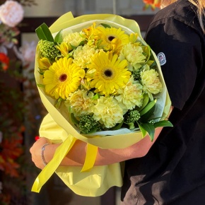 Букет "Солнечная пора" из гербер, альстромерий, скиммии и диантусов в Зарайске