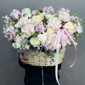 Композиция в корзине из роз Эквадор и ароматных маттиол в Зарайске