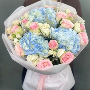 Букет "Легкий ветерок" из роз, конифера и гортензий в Зарайске