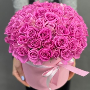 Композиция в шляпной коробке из 71 кенийской розы в Зарайске