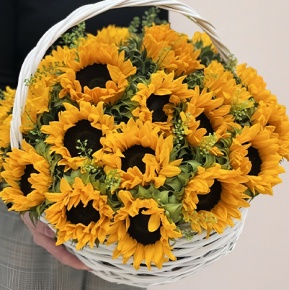 Композиция в корзине из 29 подсолнухов в Зарайске