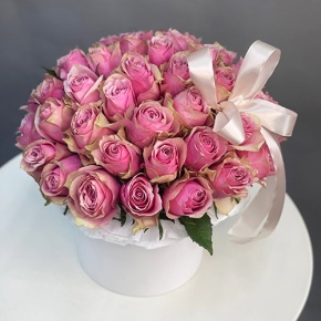 Композиция в шляпной коробке из 43 роз в Зарайске