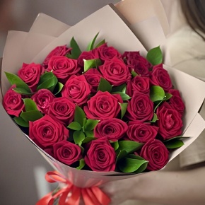 Букет из 25 красных роз и рускуса (50 см) в Зарайске