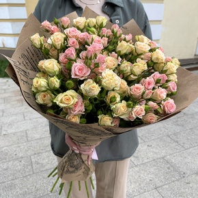 Букет из 19 кустовых роз в крафте (60 см) в Зарайске