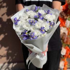 Букет из ирисов и хризантем в Зарайске