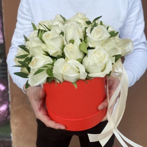 Композиция в шляпной коробке из 25 белых роз в Зарайске