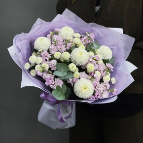 Букет "Ванила" из хризантем сантини, Момоко, эвкалипта и ароматных маттиол в Зарайске