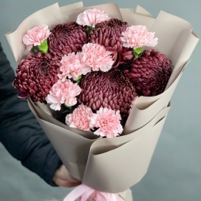 Букет из хризантем Бигоуди и розовых диантусов в Зарайске