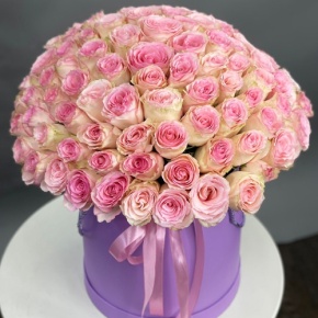 Композиция в шляпной коробке из 151 розы кения в Зарайске