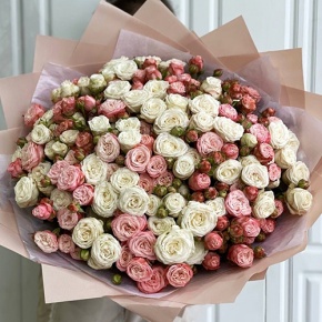 Букет из 35 кустовой пионовидной розы Бомбастик микс в Зарайске