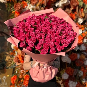 Букет "Необыкновенная" из 101 малиновой розы (60 см) в Зарайске