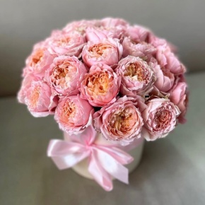 Композиция в шляпной коробке из кустовой пионовидной розы Джульетта в Зарайске