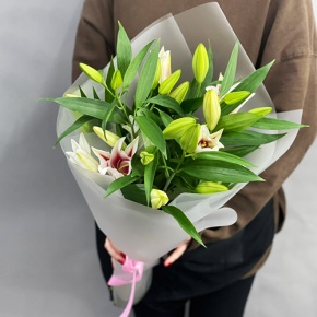 Монобукет из 3 бело-розовых лилий в Зарайске