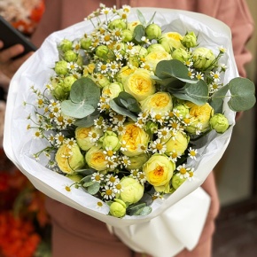 Букет "Иветта" из лимонных пионовидных кустовых роз и ромашек в Зарайске