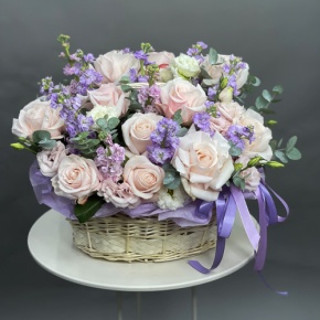 Композиция в корзине из французских роз и ароматных маттиол в Зарайске