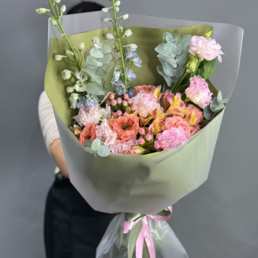 Букет "Таинственное очарование" из мазровых роз Риджентс парк, гиперикума, альстромерий, эустом и дельфиниума в Зарайске