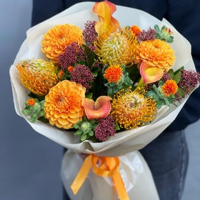 Букет "Пейзажи Левитана" из калл, лейко, георгин, скиммии и занзибара в Зарайске