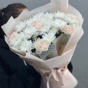 Букет из хризантем и диантусов пудра в Зарайске